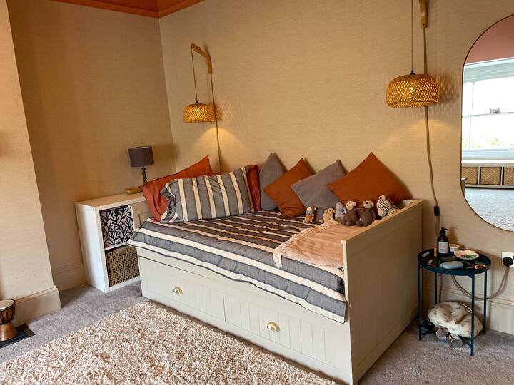 Kjo është një dhomë e madhe me një dritare të bukur në gji.  Ka një krevat me trungje poshtë krevatit. Të dy trupat kanë dyshekë mbështetës me cilësi të lartë. 