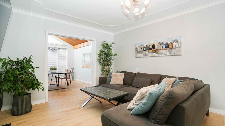 Winnipeg luxurious bungalow at a perfect location gallery image 2