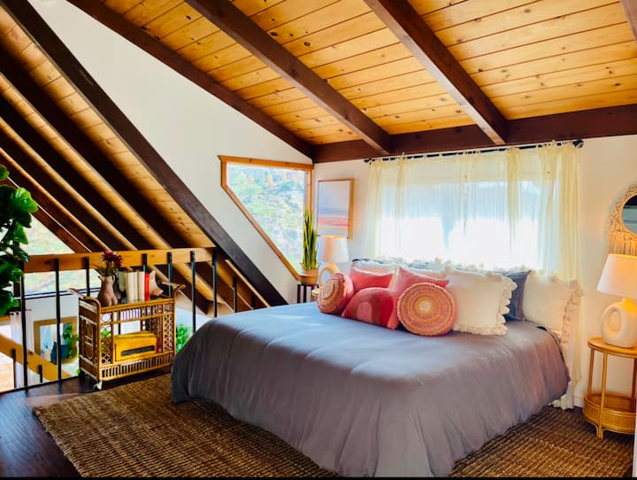 Საძინებელი 2 არის ღია ლოფტის საძინებელი ზედა ღია დონეზე, ახალი ჰელიქსის ზომის საწოლით. Გაითვალისწინეთ, რომ ეს საძინებელი ღიაა ქვემოთ მდებარე ძირითად საცხოვრებელ სივრცეში და იატაკის მოპირდაპირე და იმავე დონეზეა, როგორც ლოფტის შეზლონგი და სამუშაო სივრცე.