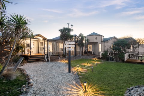 Beachfront 6-Bedroom home in Smiths Beach