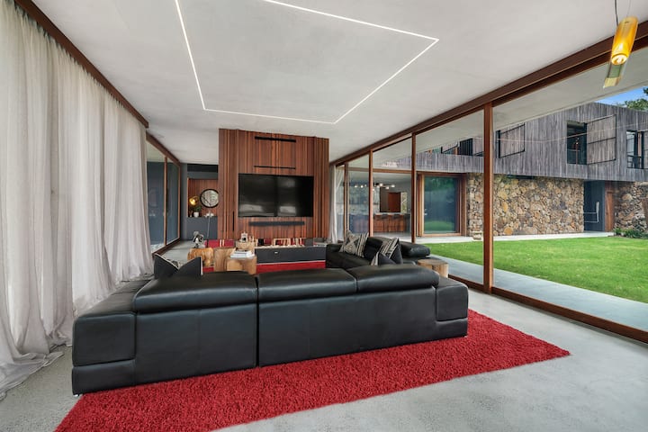 Coastal Urban Retreat, 7 Bed, 25m Pool, Pet - Gold Coast