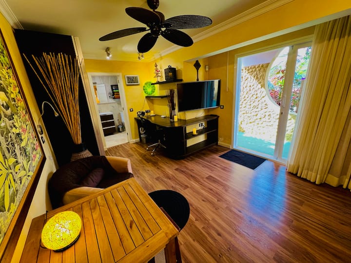 Spálňa 4. Mini apartmán s pracovným stolom a vlastnou kúpeľňou