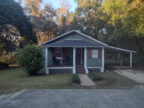 Serene 2 bedroom cottage w/ private yard