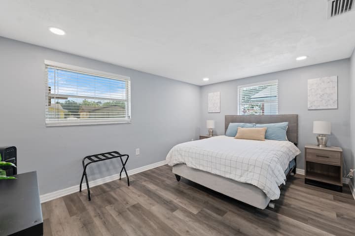 Опуштете се и наполнете ги батериите во оваа мирна спална соба со брачен кревет (широк 150-179 см), нијанси и смирувачки неутрален декор. 