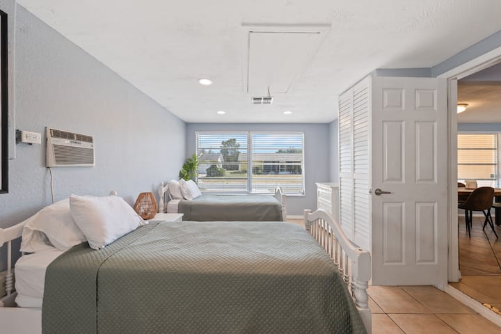 Одделен клима уред за лица кои спијат топло во оваа соба. 