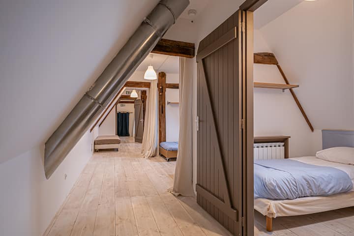 Questo corridoio serve la camera da letto 1 visibile sulla destra e poi le altre 3 camere da letto.