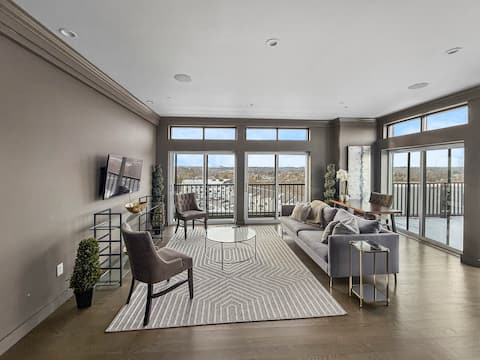 Penthouse w/Private Deck| Panoramic Views |Sunsets