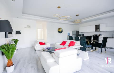 King Bed Suite w/Balcony Golf view Pool Aircon