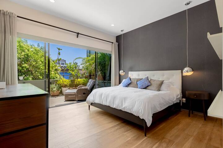 Luxury 3BR Apartment w/ Private Rooftop & Terrace gallery image 2