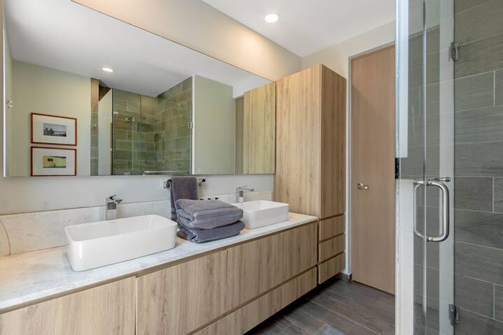 Luxury 3BR Apartment w/ Private Rooftop & Terrace gallery image 3