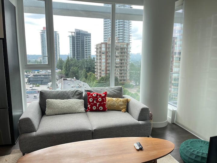 Modern Condo By Skytrain - Burnaby