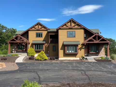 Sleeps 24 • 3 min to Skiing, Snowboarding & Tubing