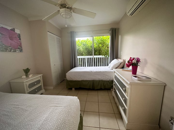 Gran espacio para amigos o familiares, o si necesitas a los niños cerca, este dormitorio está al otro lado del pasillo del dormitorio 1.  Baño en el pasillo.