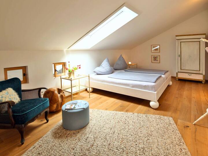 Dormitorio en el segundo piso, con claraboya de cierre automático, persiana opaca, escudo térmico y mosquitera.
Suelo de roble y calefacción de pared.
Caja fuerte en el armario