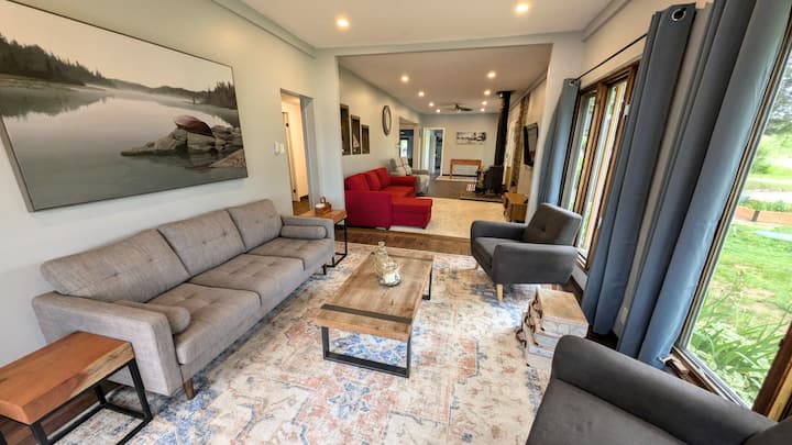 Sehemu ya Sebule na Chumba cha Familia.