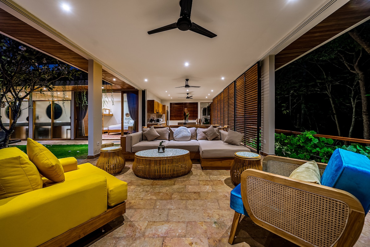Villa in South Kuta · ★5.0 · 4 bedrooms · 8 beds · 4 baths, Airbnb karşılaştırması