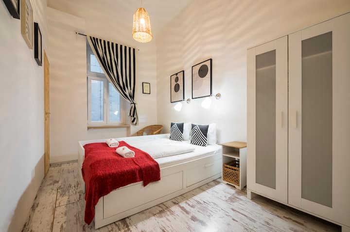 Nuestro segundo dormitorio con cama de 160*200 cm, armario y baño completo compartido con dormitorio 1.