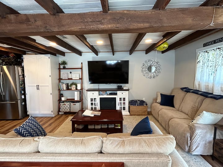 Sala de estar con TV inteligente y chimenea eléctrica. Se proporcionan sábanas para el sofá cama. 