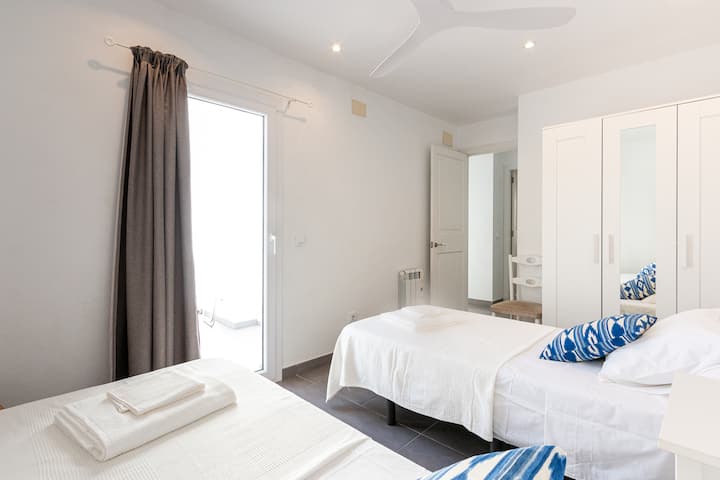 Ორადგილიანი ოთახი, აქვს გარე ტერასა.