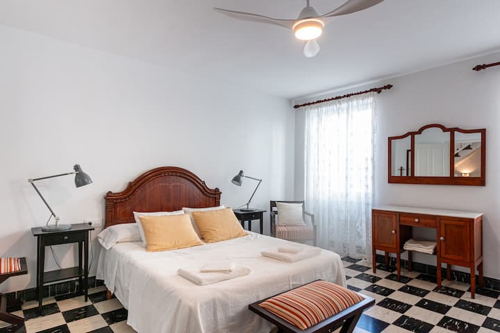 Მთავარი ოთახი, სრულად მოწყობილი თავდაპირველი მახასიათებლების შესანარჩუნებლად