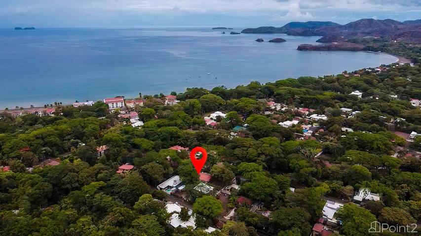 Beautiful 2-BR House Steps from the Beach