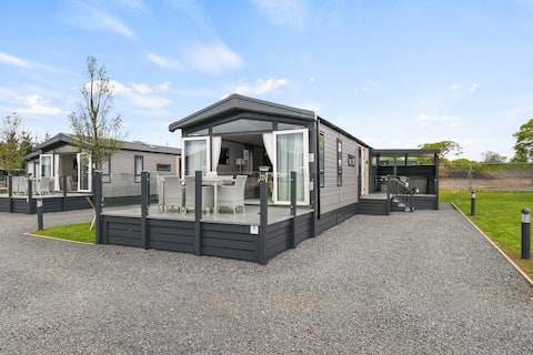 Lakeside Luxury Lodge 7 with Hot Tub