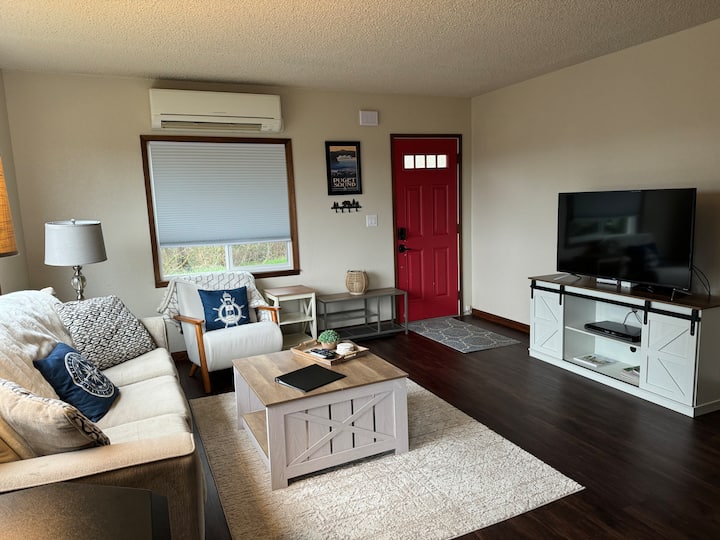 River's Bend Cottage-scenic River & Mountain Views - Everett, WA