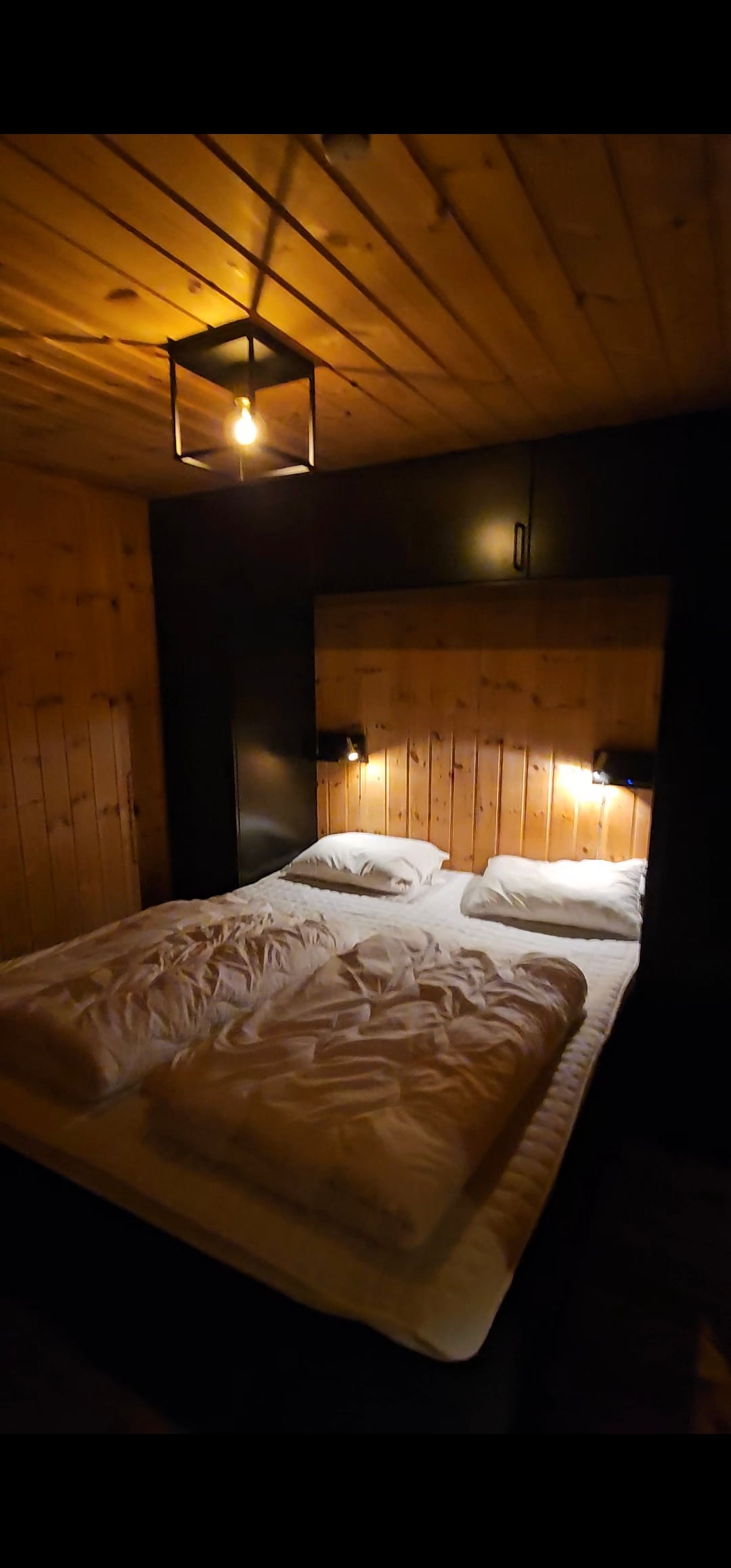 غرفة النوم 1، سرير مزدوج.
جيد مع خزانات لتخزين الملابس والأشياء المتنوعة