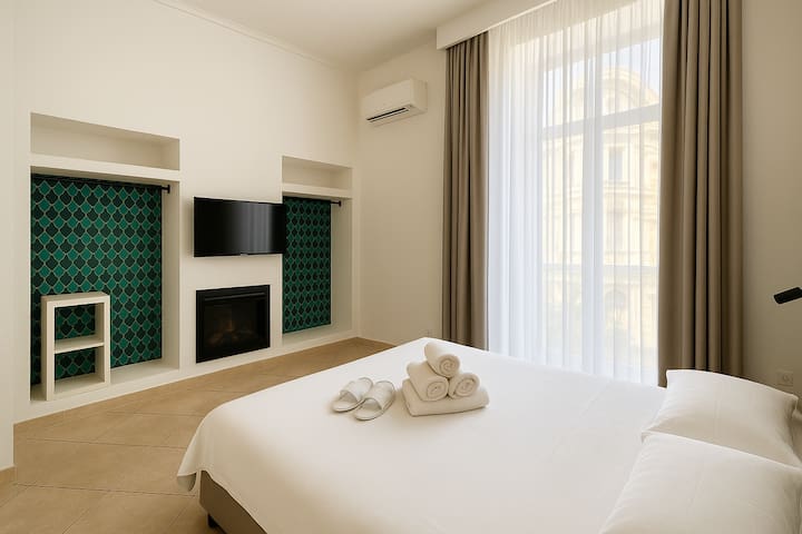 2b NEW Luxury apt with balcony in city center