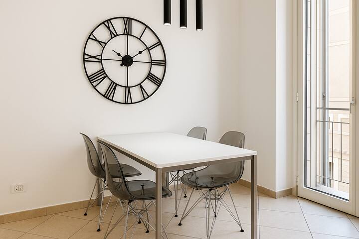 2b NEW Luxury apt with balcony in city center gallery image 3