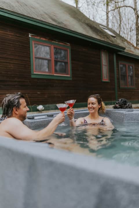 Maplewood Cabin, hideaway w/ hot tub + fireplace