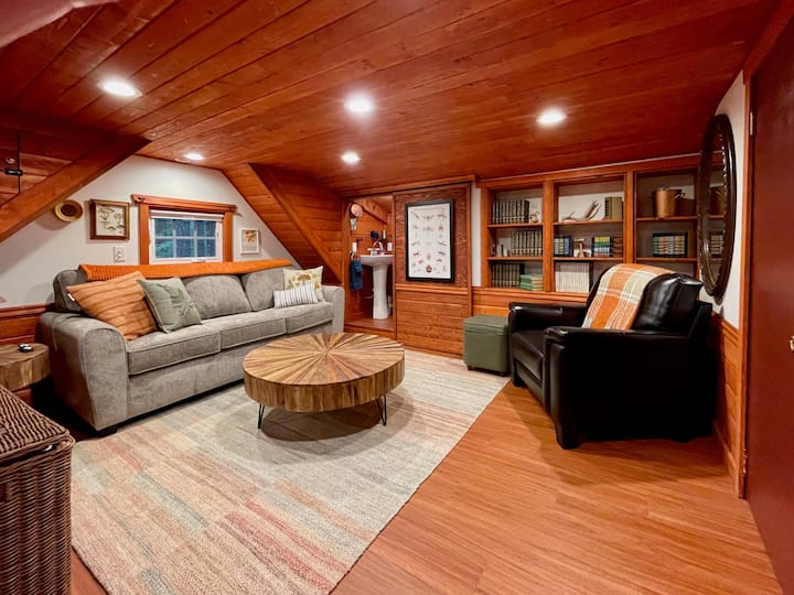 شقتنا ذات الطابع الخاص هي لعبة لوحية مفضلة للضيوف، مجرد قيلولة بعد الظهر الهادئة أو فيلم مفضل. كما يتم سحب الأريكة إلى سرير بحجم كبير. يوجد تلفزيون مثبت على الحائط (غير موضح في الصورة) مباشرة مقابل الأريكة.