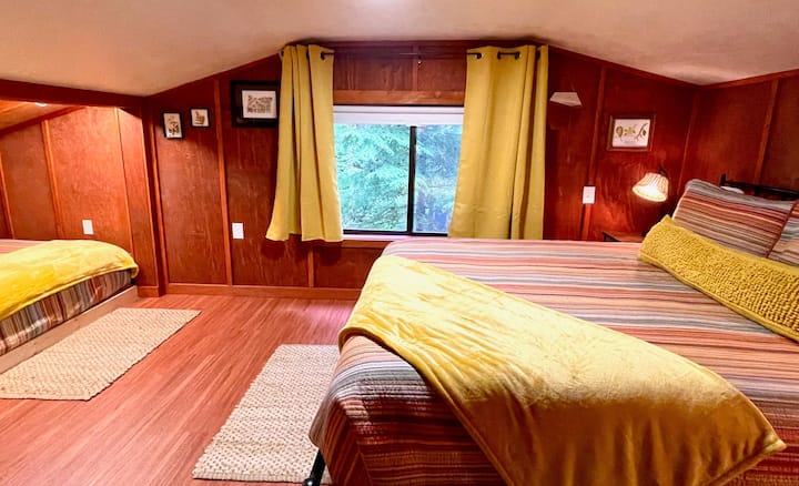 أماكن مريحة لجميع أفراد الطاقم. تحتوي غرفتنا في الطابق العلوي على سريرين بحجم كوين وجميع أجواء الغابة التي يمكنك طلبها.