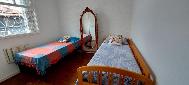 เตียงเดี่ยว 2 เตียงเตียงหนึ่งมีเตียงเสริมอยู่ด้านล่าง