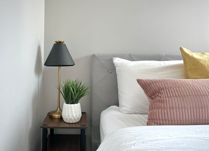 ห้องนอนชั้น 1 สำหรับผู้ที่ไม่สามารถขึ้นบันไดเตียงควีนไซส์ 