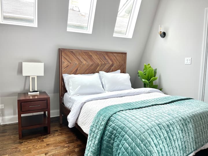 ห้องนอนชั้น 2 เตียงควีนไซส์ที่นอนลีซ่า