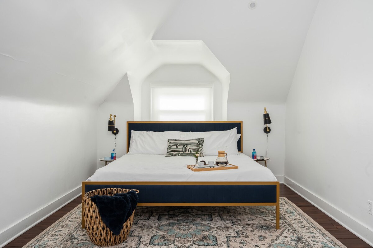 Opuštanje u mirnoj glavnoj spavaćoj sobi, gdje luksuzni bračni krevet, svježa bijela posteljina i miran, prozračan dizajn stvaraju savršeno utočište za mirne noći.