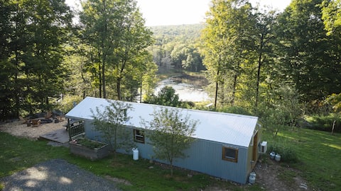 Private lake cabin w/hot tub, views and fruit