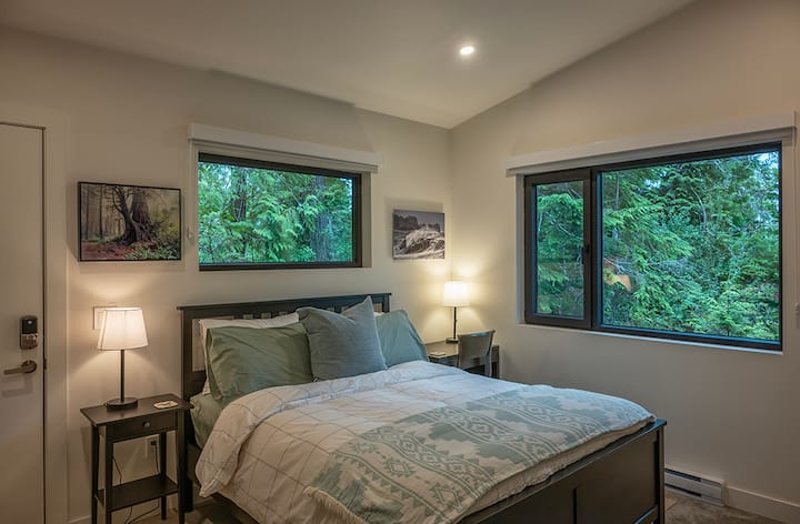 חדר שינה עם שני חלונות ותריסים.  הכניסה הפרטית היא דרך הדלת משמאל.