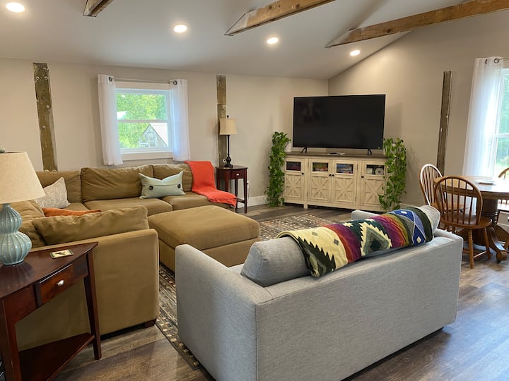 Little Red Farm: Two Bedroom Guest House-mt Views - Blacksburg, VA