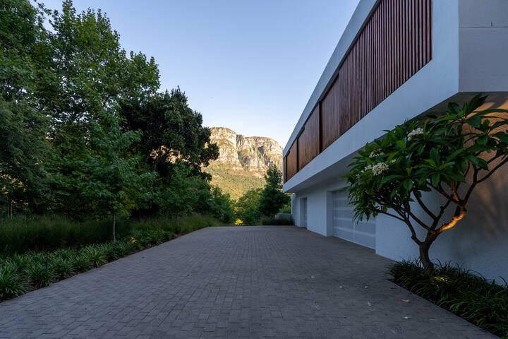 Modern Guest Studio gallery image 3