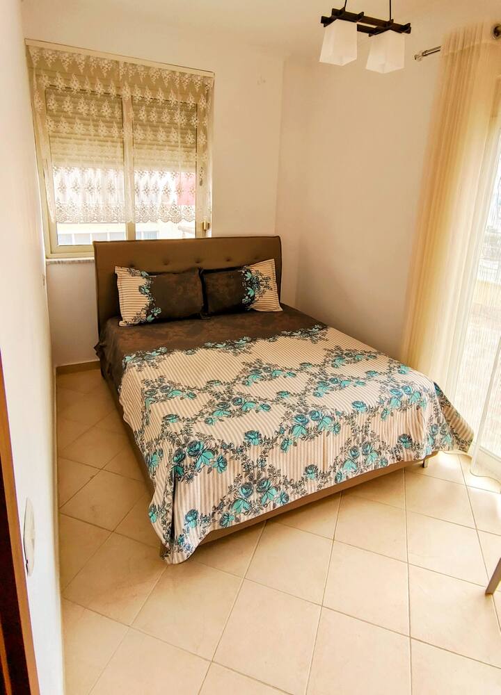 Საძინებელი ორადგილიანი საწოლით. Საძინებელს აქვს გასასვლელი ტერასაზე. 