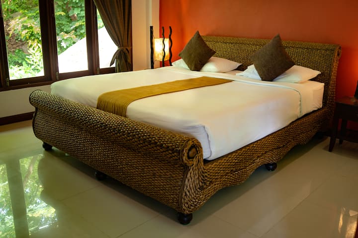 ห้องนอนที่เหมือนกัน 2 ห้องพร้อมเตียงคู่ขนาดคิงไซส์ในแต่ละห้อง