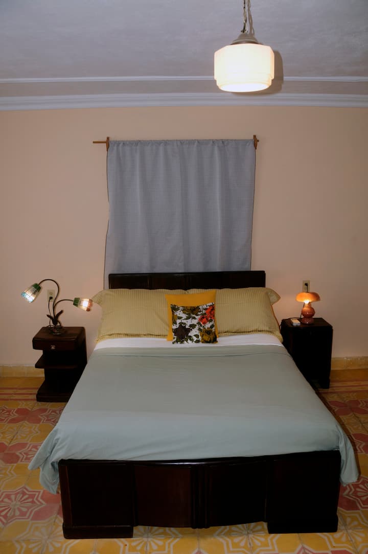 Cette chambre est meublée par deux lits et une grande armoire, tout est très spacieux
