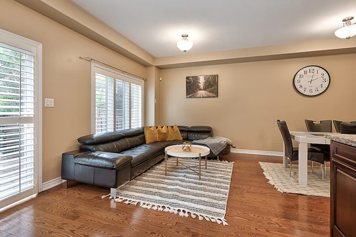 Modern-4 Car-king Bed-ping Pong-bbq-403/407/qew - Mississauga