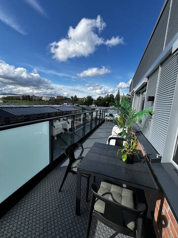 Luxurious top-floor apartment (free parking) gallery image 3