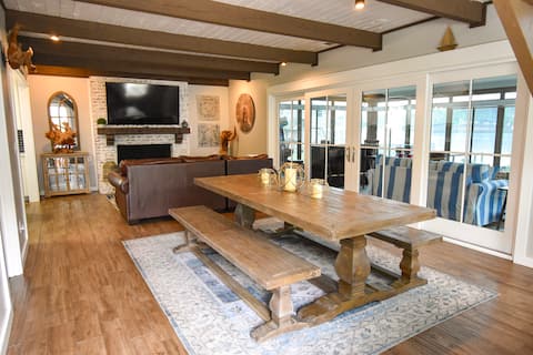 Popular Airbnb listing: Ultimate Lake Escape: Lake Bouncer, Arcade, Kayaks in Southmont