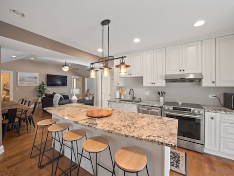 5bed/3ba Steps to the boat launch & Fremont Beach!