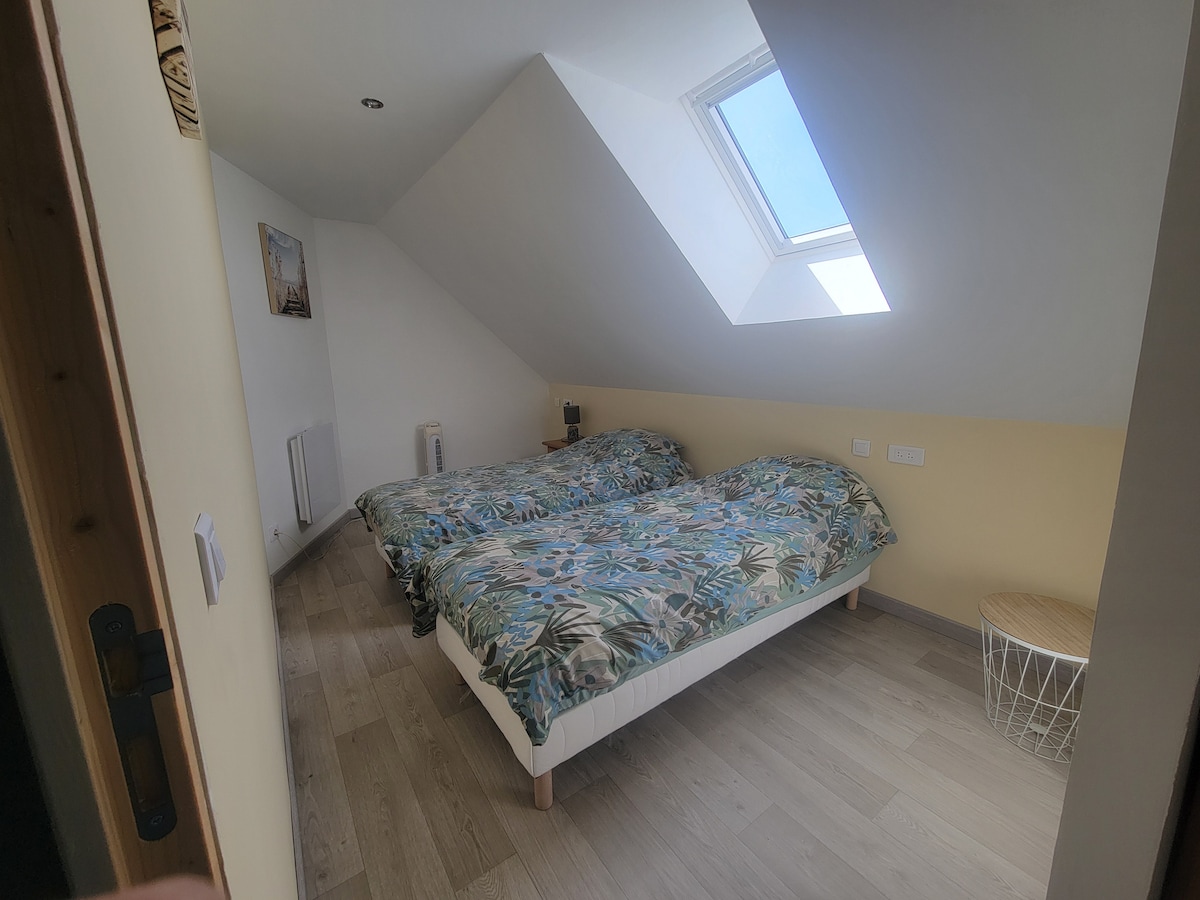 Chumba cha kulala cha 2 Lilac, kilicho na vitanda viwili vya sentimita 190x90, meza kando ya kitanda na taa ya kando ya kitanda.