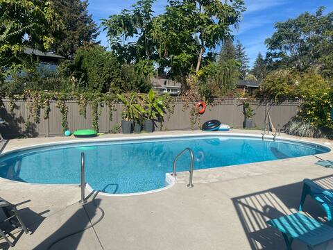 Pool, 5 King Beds, close to the Lake.